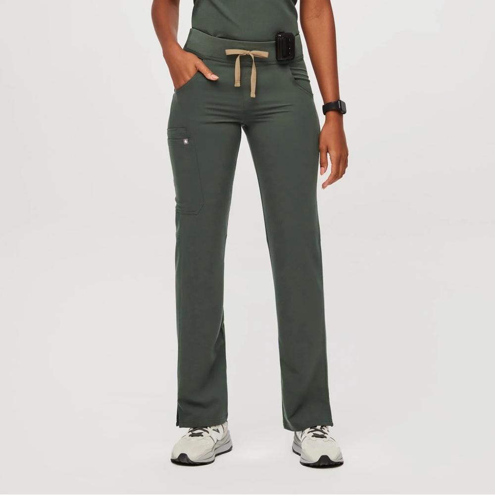 🌿 FIGS Kade Cargo Scrub Pants - Moss Green, Size M, Reg length🌟